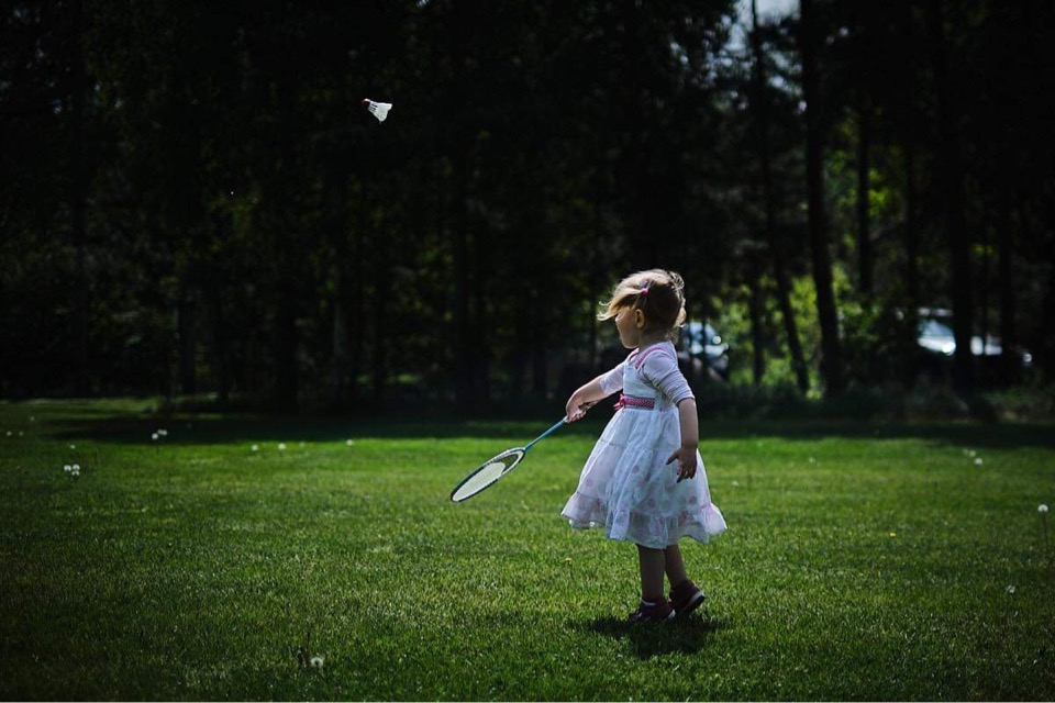 Dziecko bawiące się na komunii w Toruniu, która odbywa się w Przy Złotej Wyspie