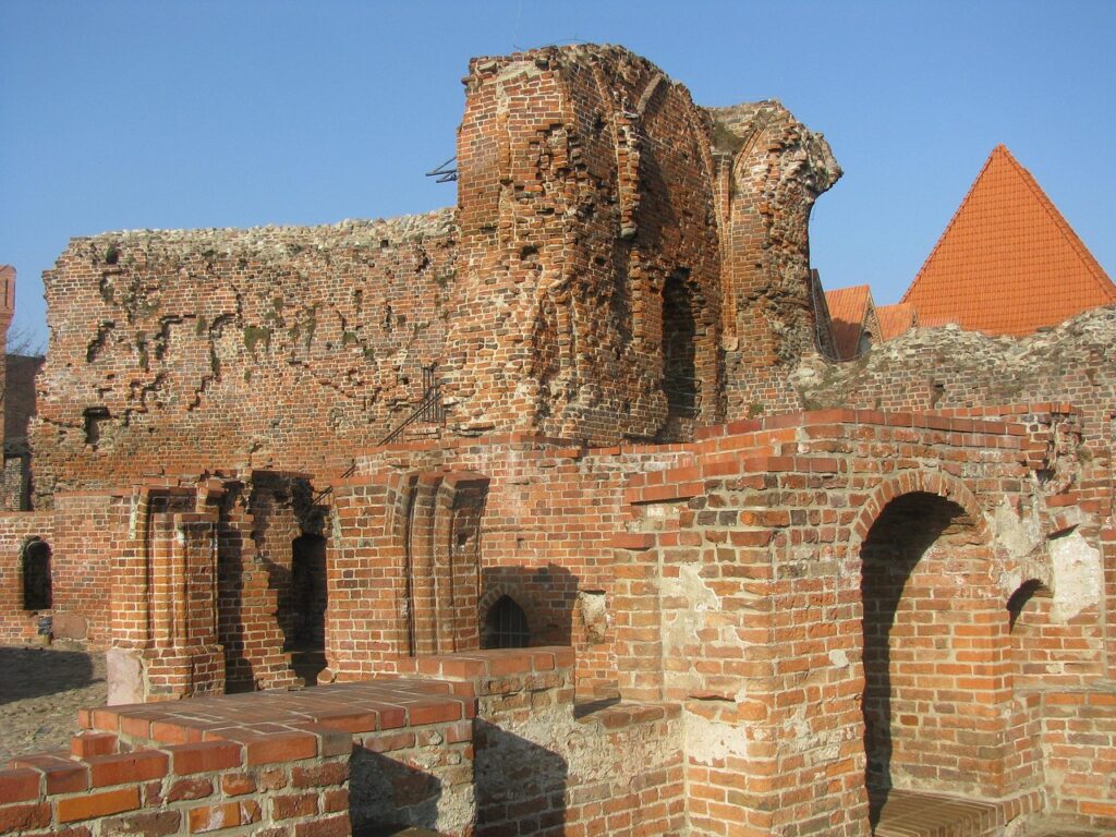 Zdjęcie ukazujące historyczne ruiny zamku w Złotorii idealne miejsce do sesji ślubnej w okolicach Torunia