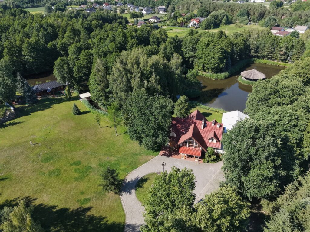 Teren Przy Złotej Wyspie z salą, zielenią i stawem