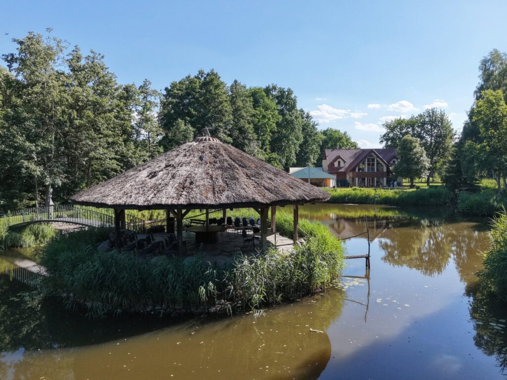 Altana nad stawem i teren rekreacyjny przy lokalu