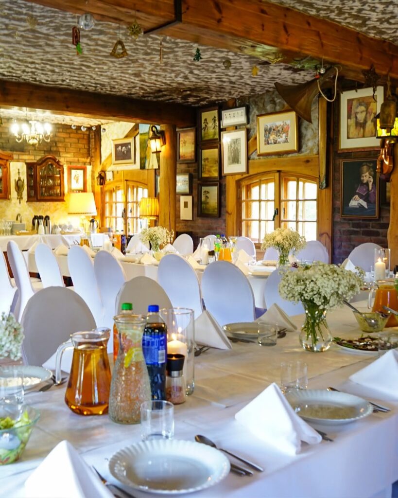 Sala przygotowana na rodzinne przyjęcie z okazji chrztu